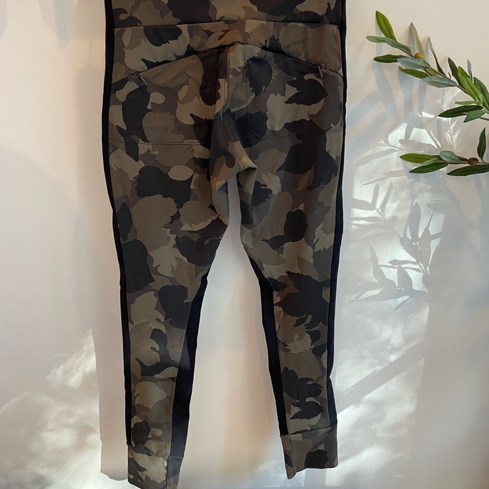 Athleta Camo 7/8 Leggings with Black Side Stripes Size S - Picture 9 of 10